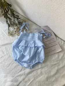 Baby zomer spaghettibandje jacquard gesmokte taart romper in lichtblauw, schattig rompertje.