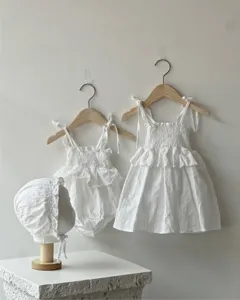 Baby zomer wit spaghetti bandjes gesmokte romper jurk en muts set, lichtgewicht ademend katoen.
