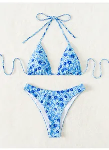Gedetailleerd overzicht van de blauwe tweedelige bikini met bloemenprint en haltertop.
