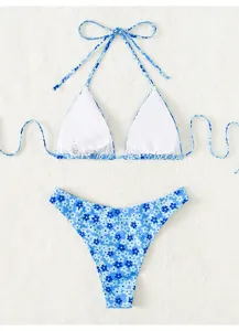 Blauwe bloemige bikiniset met halter triangel top en hoge taille broekje voor het strand.