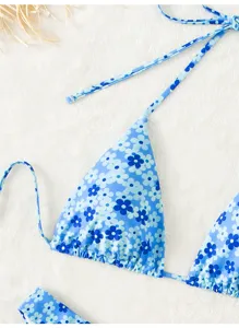 Blauw bloemen bikini top detail, trendy zwemkleding item voor je stijlvolle zomerse strandlook.