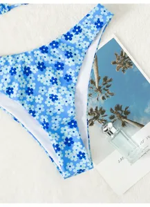 Blauwe bloemen high-waist bikinibroekje detailshot, perfect voor vakantie en zomerzwemmen.