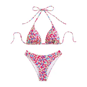 Bloemen bikini detail, roze tweedelig zwempak met haltertop en hoge taille broekje.