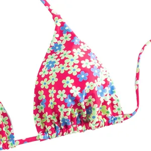 Close-updetail van de bloemige triangel-bikinitop voor dames, levendig roze badpak.
