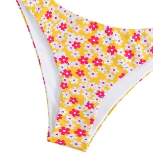 Hoge taille bloemvormige bikini broekje detail, gele madelief print, zomer stof