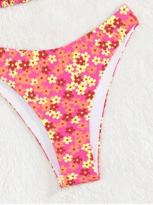 Close-up detail van dames sexy bloemen bikini broekje met hoge taille stijlvol.
