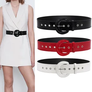 Ceinture large en cuir vernis pour femme avec boucle ronde et œillets pour manteau.