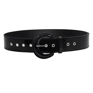 Vue détaillée d'une large ceinture en cuir verni noir avec grande boucle ronde et œillets.