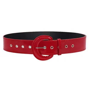 Ceinture large en cuir verni rouge avec boucle ronde et œillets métalliques accessoire.