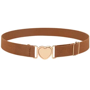 Gros plan d'une ceinture élastique marron avec une boucle en métal en forme de cœur doré.