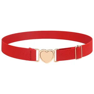 Détail de ceinture élastique rouge, boucle de cœur dorée et sangle réglable pour robe.