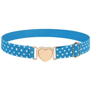 Détail d'une ceinture élastique bleue à pois avec boucle métallique en cœur dorée et réglable.