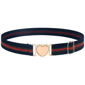 Vue de détail en gros plan de la ceinture élastique élégante avec boucle de cœur dorée.