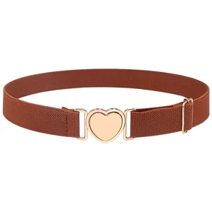 Gros plan de la ceinture élastique marron avec boucle en métal cœur doré brillant.