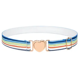 Vue détaillée de la ceinture élastique à rayures colorées et boucle dorée pour femmes.