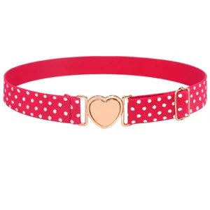 Ceinture élastique rouge à pois avec boucle cœur dorée, vue détaillée de l'accessoire.
