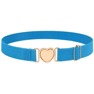 Ceinture élastique bleue avec boucle cœur dorée vue rapprochée avec curseur métallique.
