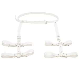 Détail de harnais de corps en cuir PU blanc, anneaux métalliques ajustables, accessoire punk.