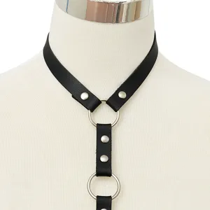 Collana girocollo in pelle punk con anelli, imbracatura nera per feste in discoteca.