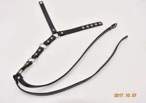 Ceinture harnais de corps en cuir PU noir avec anneaux métalliques pour chemises de mode.