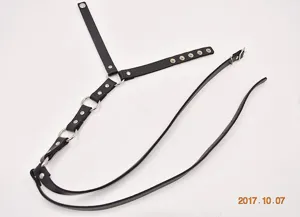 Harnais de corps en cuir PU noir avec anneaux métalliques et clous, accessoire élégant.