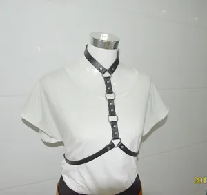 Harnais de corps en cuir PU noir avec anneaux métalliques, accessoire chic pour chemises.