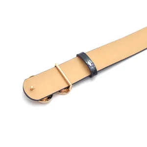 Gros plan détaillé d'une ceinture en cuir PU pour femme avec bouton-pression et boucle.