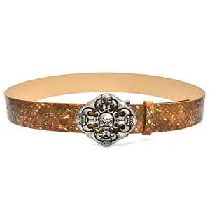 Ceinture style punk avec boucle tete de mort en metal et texture serpent pailletee tendance.