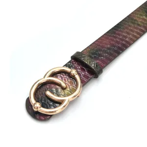 Detailansicht des schmalen Damen-Gürtels mit Schlangenmuster und goldenem Doppelring-Schnalle.