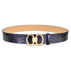 Détail de la ceinture en cuir PU motif peau de serpent violet avec boucle dorée élégante.