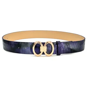 Ceinture femme élégante en cuir PU violet motif serpent avec boucle dorée double anneau.