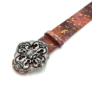 Ceinture style punk boucle métal tête de mort détail montrant design gothique sombre serpent.