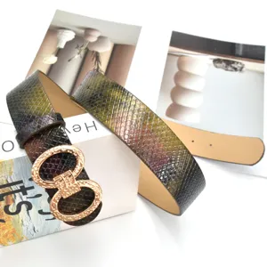 Ceinture femme en cuir PU avec texture serpent et boucle élégante dorée en forme 8.