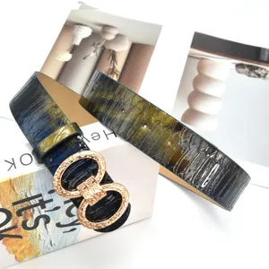 Ceinture élégante pour femme en cuir PU avec boucle métallique en 8 pour look mode.