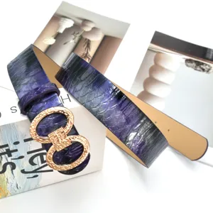 Vue détaillée de la ceinture en cuir PU violet motif serpent pour femme avec boucle dorée chic.