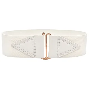 Detailopname van de witte elastische tailleband met driehoekige lederen accent en gouden gesp.
