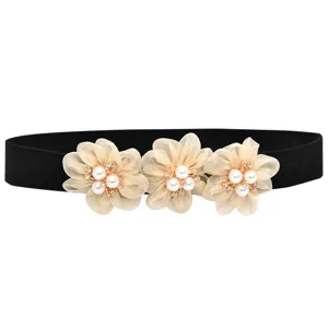 Zwarte elastische taille riem met drie organza bloemen parels en strass steentjes.