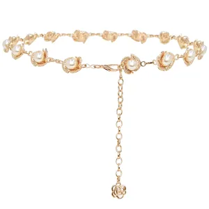 Chaine de taille en metal dore et perles avec pendentif fleur, accessoire elegant femme.