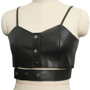 Vista di dettaglio del crop top in ecopelle nera con bottoni metallici su un manichino espositivo.