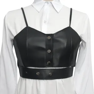 Gilet corto in pelle PU nera con bottoni sovrapposto a camicia bianca dettaglio.