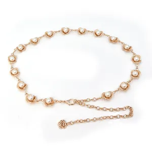 Chaine de taille en metal dore avec perles et fleurs elegantes pour robe de femme.