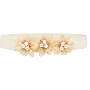 Dames elastische jurk riem met organza bloemen en parels voor elegante outfits detailzicht.