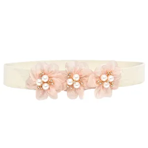 Gedetailleerd overzicht van elastische damestailleband met roze parelbloemen en strass.