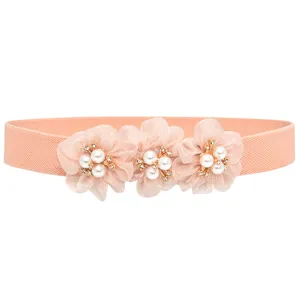 Detail van roze elastische taille riem met drie organza bloemen met parel en strass.