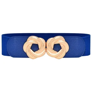 Primo piano dettagliato della cintura elastica con fibbia decorativa in metallo dorato intrecciato.