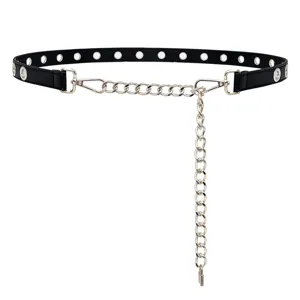 Cintura nera con occhielli e catena in metallo, elegante accessorio per abiti da donna chic.