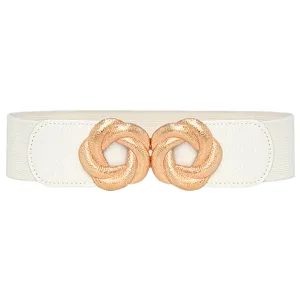 Dettaglio della cintura elastica bianca con elegante fibbia metallica dorata intrecciata.