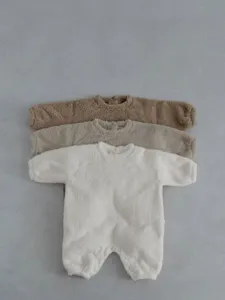 Conjunto pelele felpa bebé en tres colores neutros, mono de invierno cálido y suave.