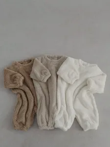 Detalle de primer plano de textura de mameluco de bebé de felpa suave, ropa de invierno.