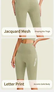 Primer plano de pantalones cortos de fitness sin costuras con tejido texturizado y letras.